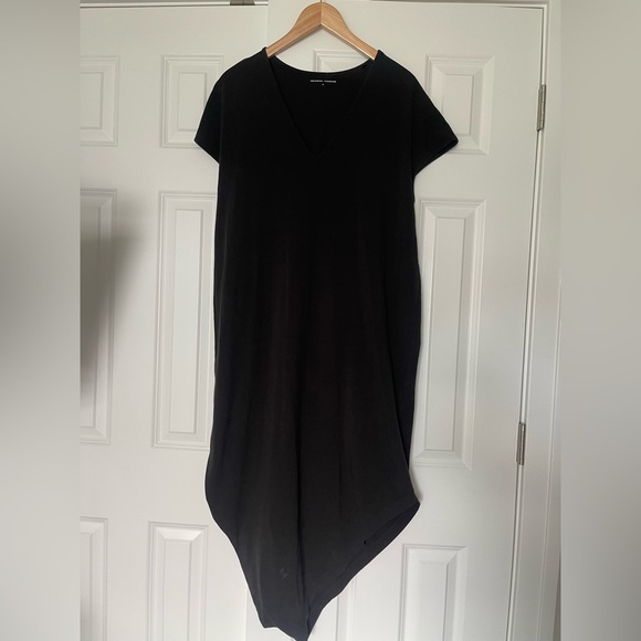 Universal Standard | Iconic Geneva VNeck Asymmetrical Hem Dress Capsule Wardrobe - Picture 2 of 4